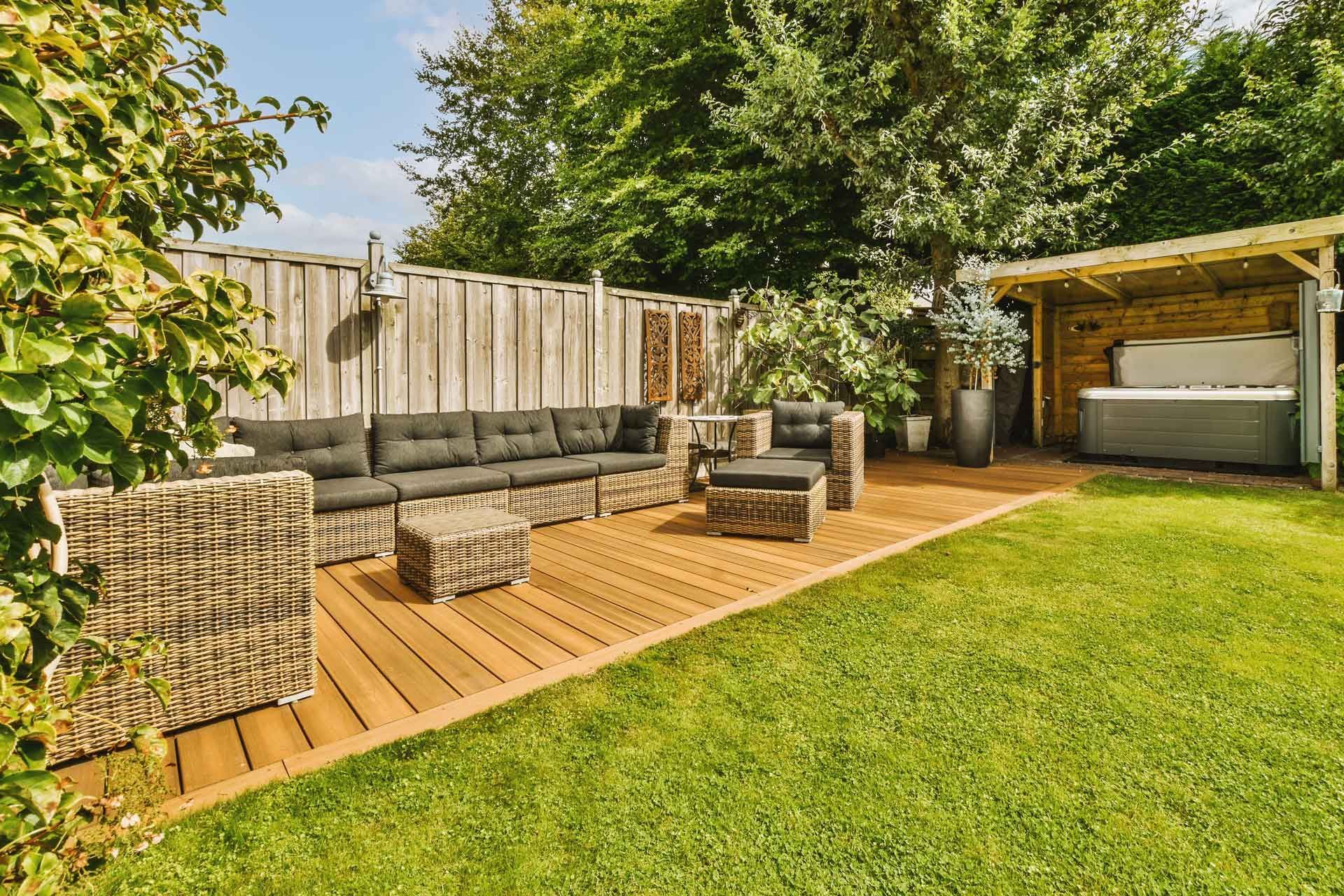 Salon de jardin sur une terrasse en bois