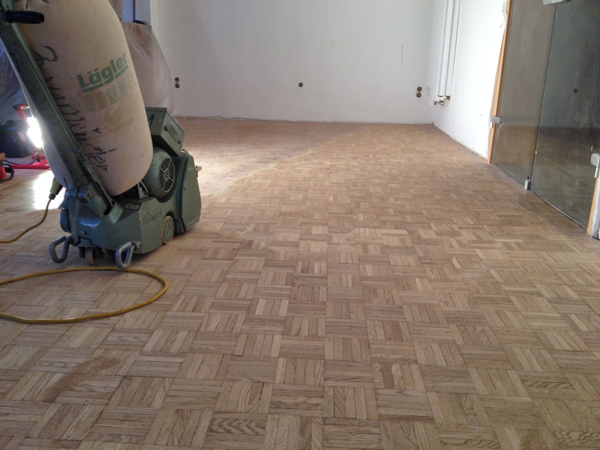 Ein Raum mit einem Holzboden und einem Gerät