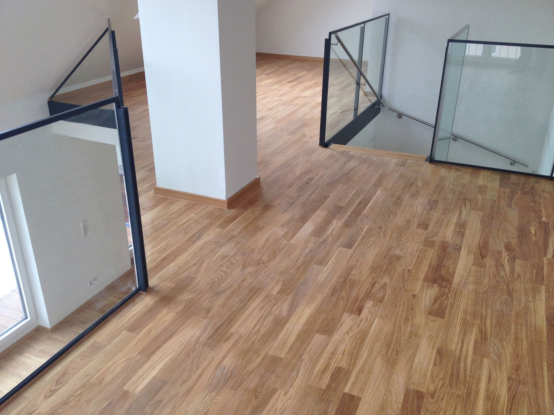 Ein Holzboden in einem Raum mit einer Treppe