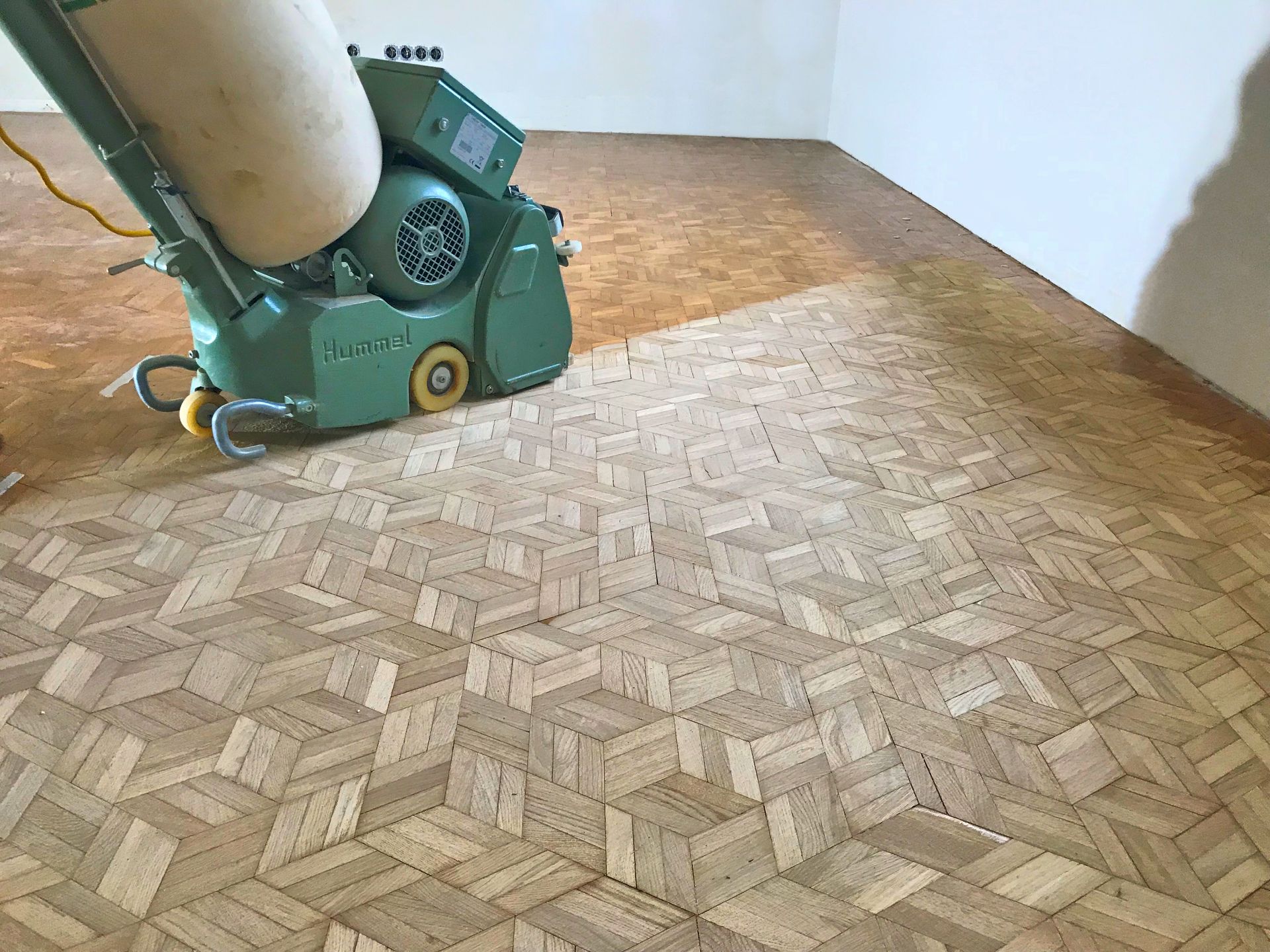 Ein Hummel-Maschine arbeitet an einem Holzboden