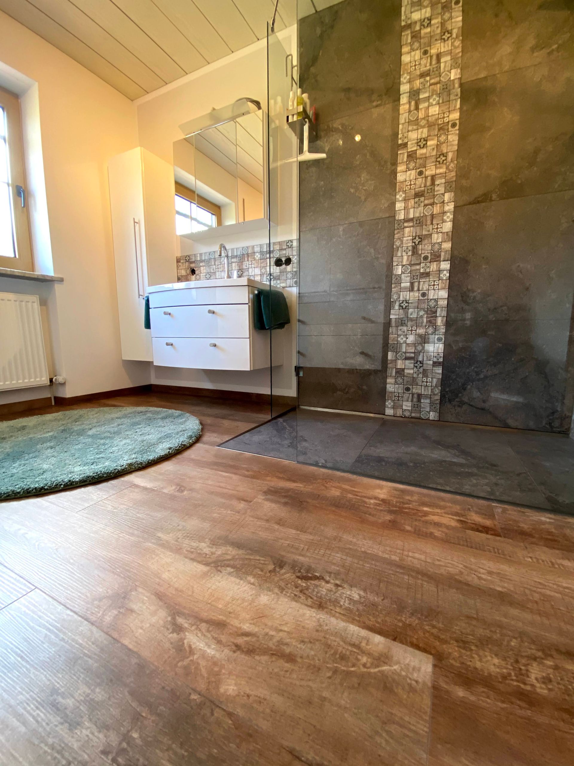 Ein Badezimmer mit einem Waschbecken und einer Dusche