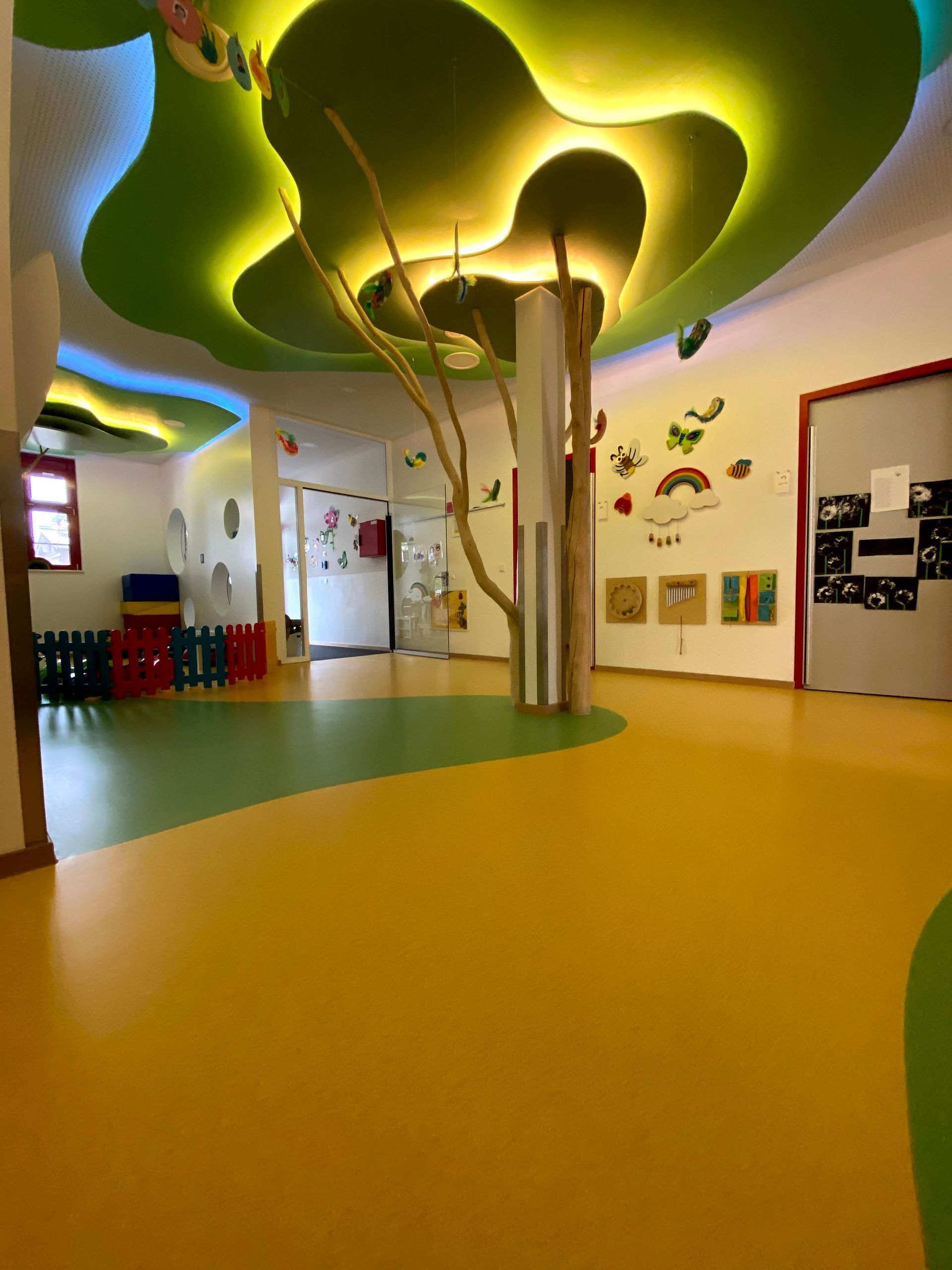 Ein Raum mit einem gelben Boden und einem grünen Deckel