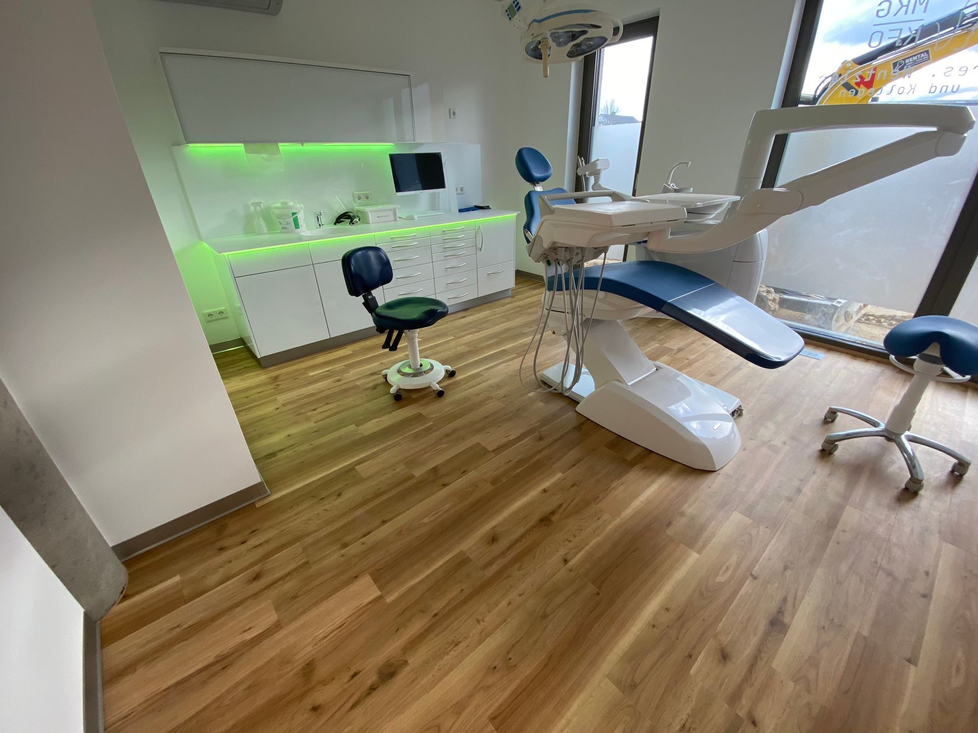 Eine Zahnarztpraxis mit einem blauen Zahnarztstuhl
