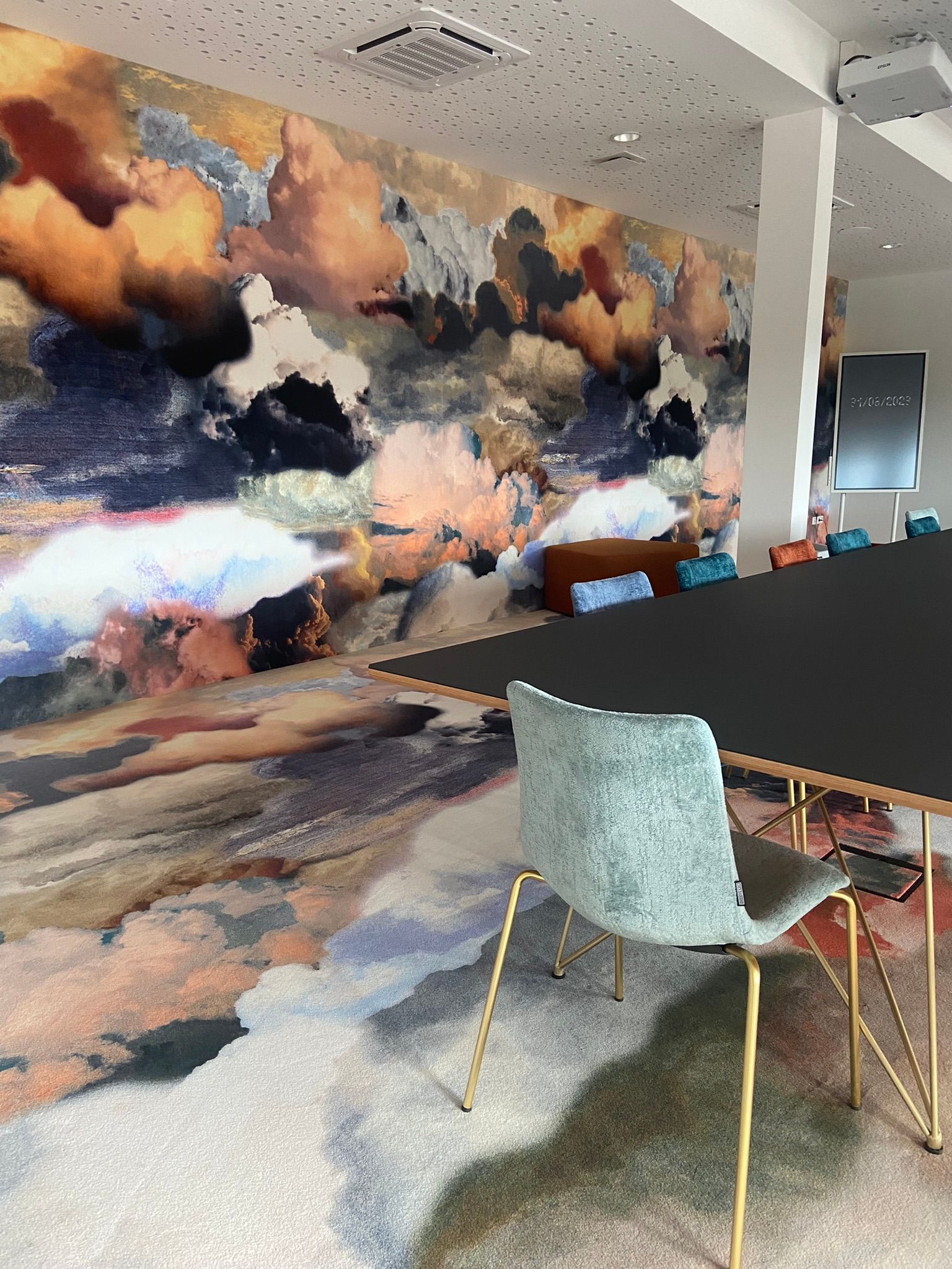 Ein Konferenzraum mit einem großen Gemälde an der Wand