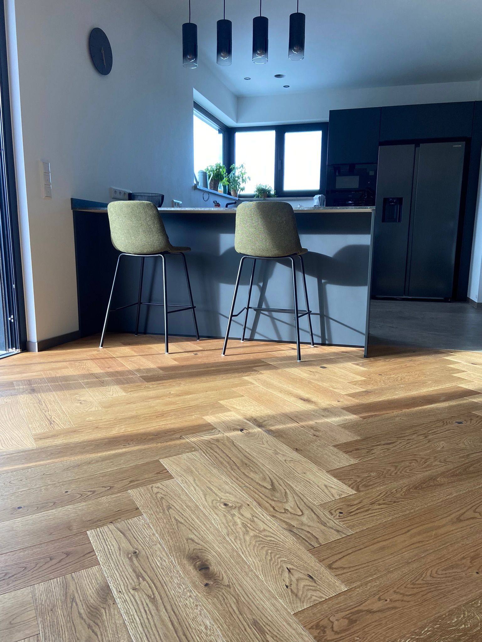 Eine Küche mit Holzboden und zwei Barhockern