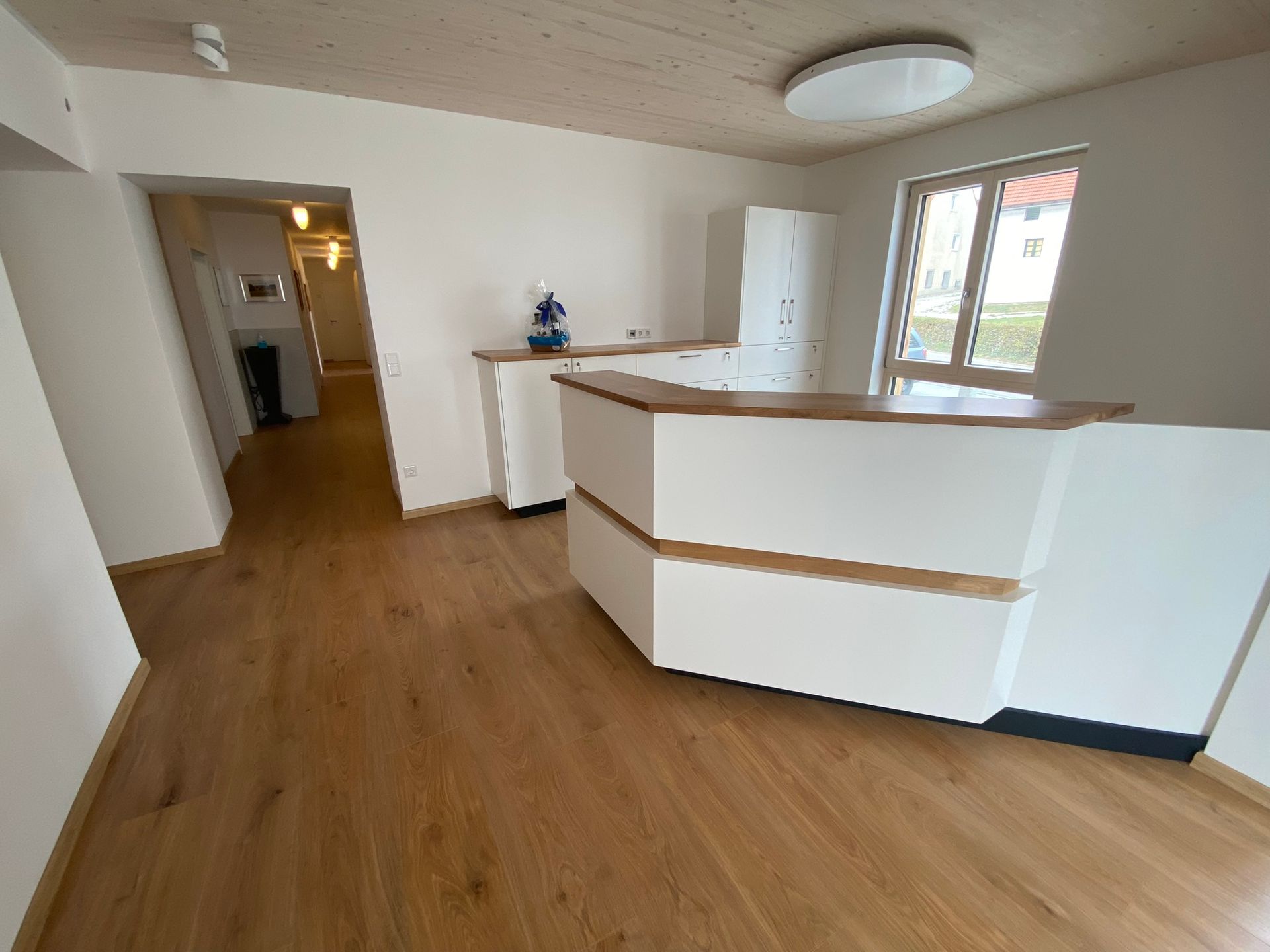 Ein Raum mit weißen Wänden und einem Holzboden