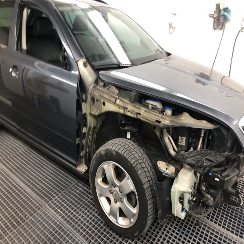 schwarzer Pkw mit offenere Karosserie rechts vorne auf der Seite