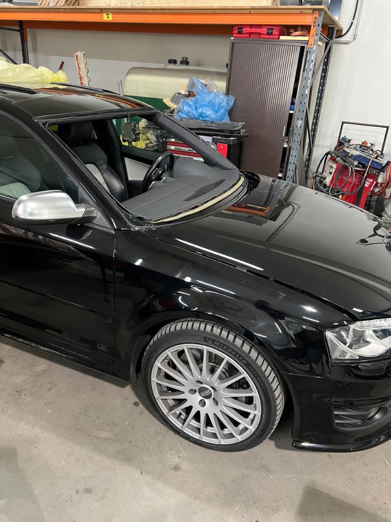 Schwarzer Pkw Ansicht rechts vorne