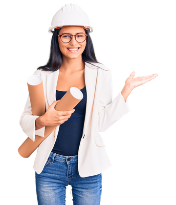 Une femme avec un casque de chantier tenant des plans