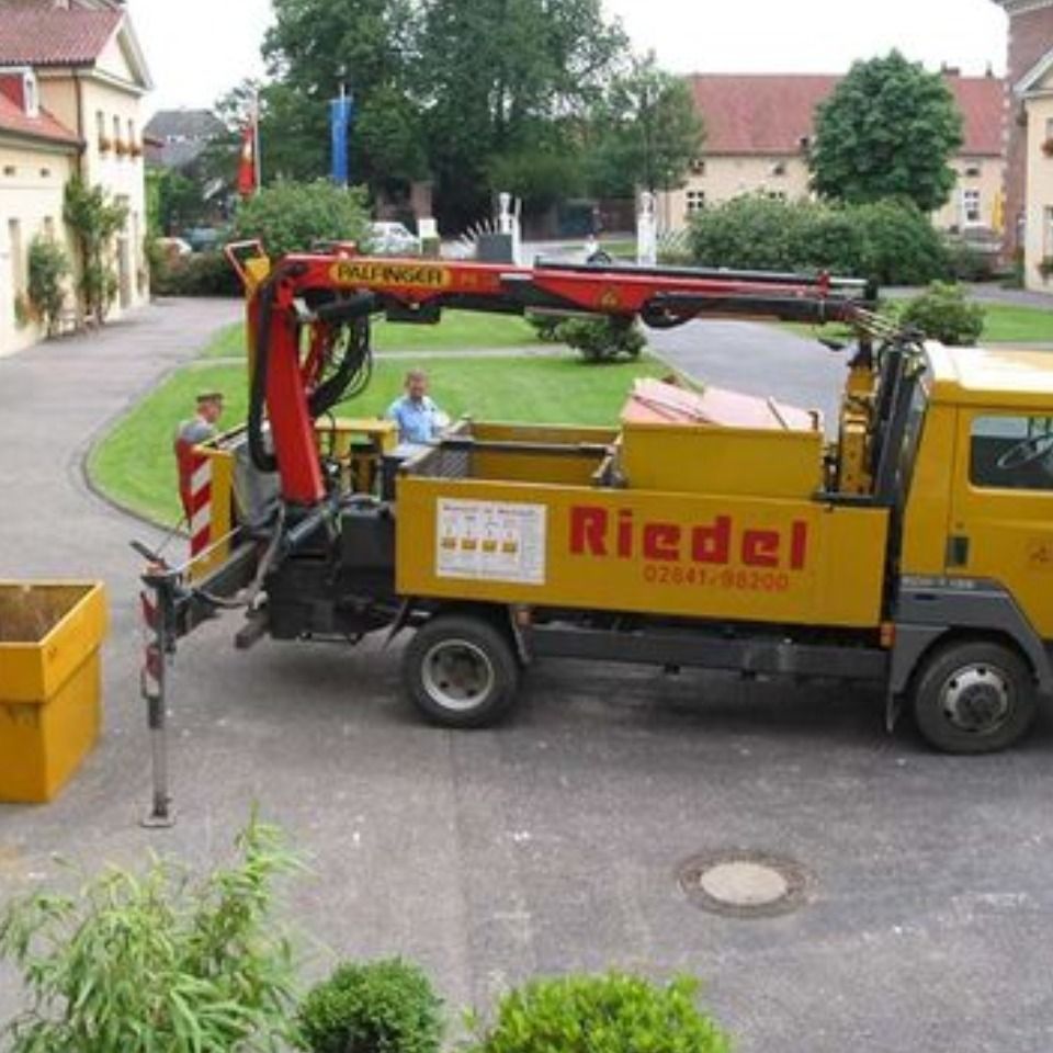 Fahrzeug der Riedel Recycling GmbH am Sportschloss Velen