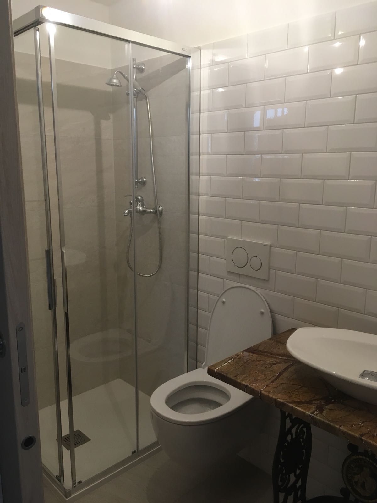 Bagno con piastrelle chiare - Ripelio Sagl Pregassona