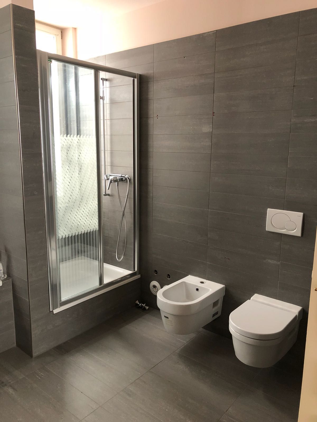 Bagno in grigio con sanitari bianchi - Ripelio Sagl Pregassona