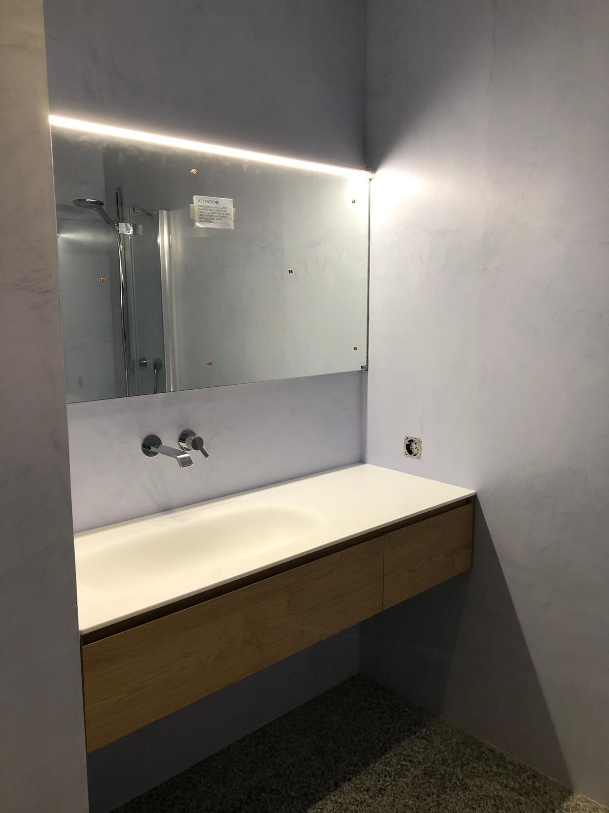 Lavandino bianco con neon - Ripelio Sagl Pregassona