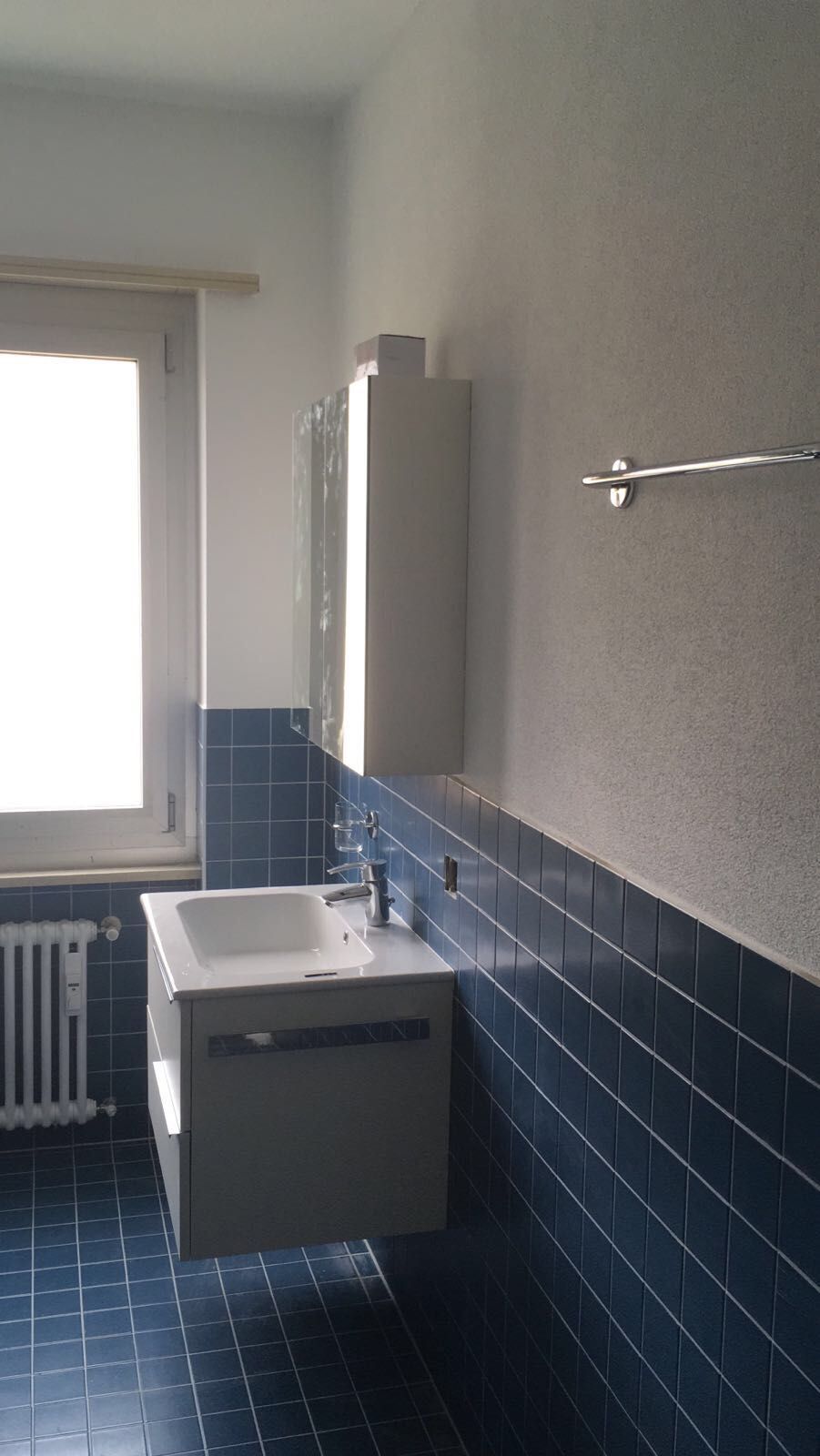 Lavandino in ceramica su piastrelle blu - Ripelio Sagl Pregassona