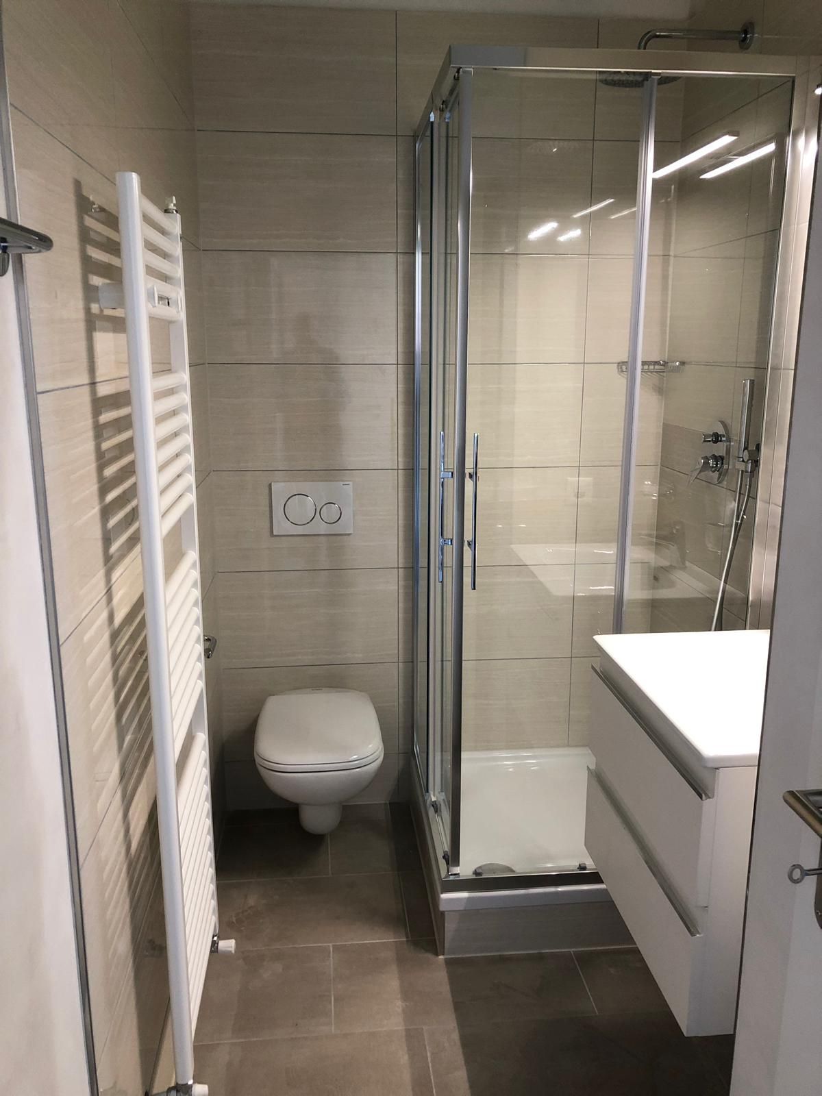 Sanitari bianchi in bagno moderno - Ripelio Sagl Pregassona
