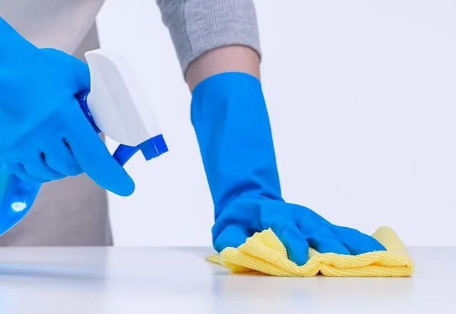 Una cortadora de césped está colocada encima de un césped verde y exuberante.