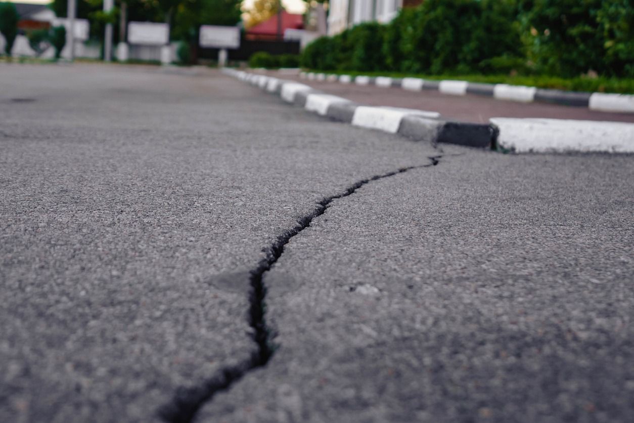 Se muestra una calle agrietada