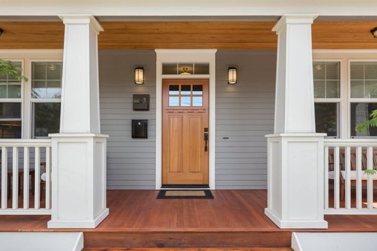 Veranda mit Hauseingang mit Holztür