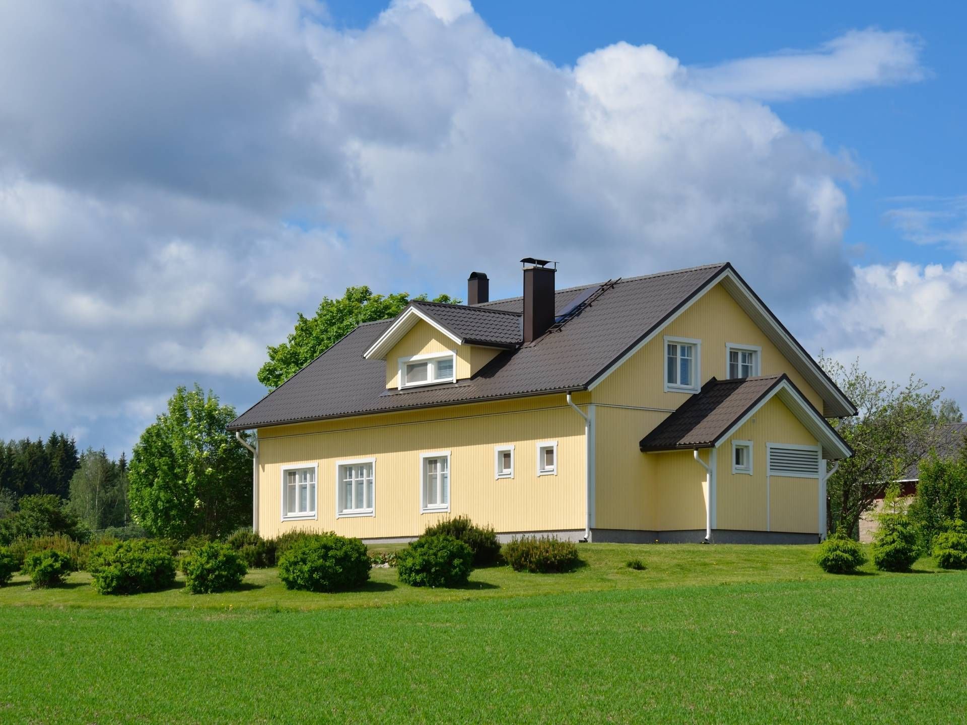  Keltaisen omakotitalon julkisivu