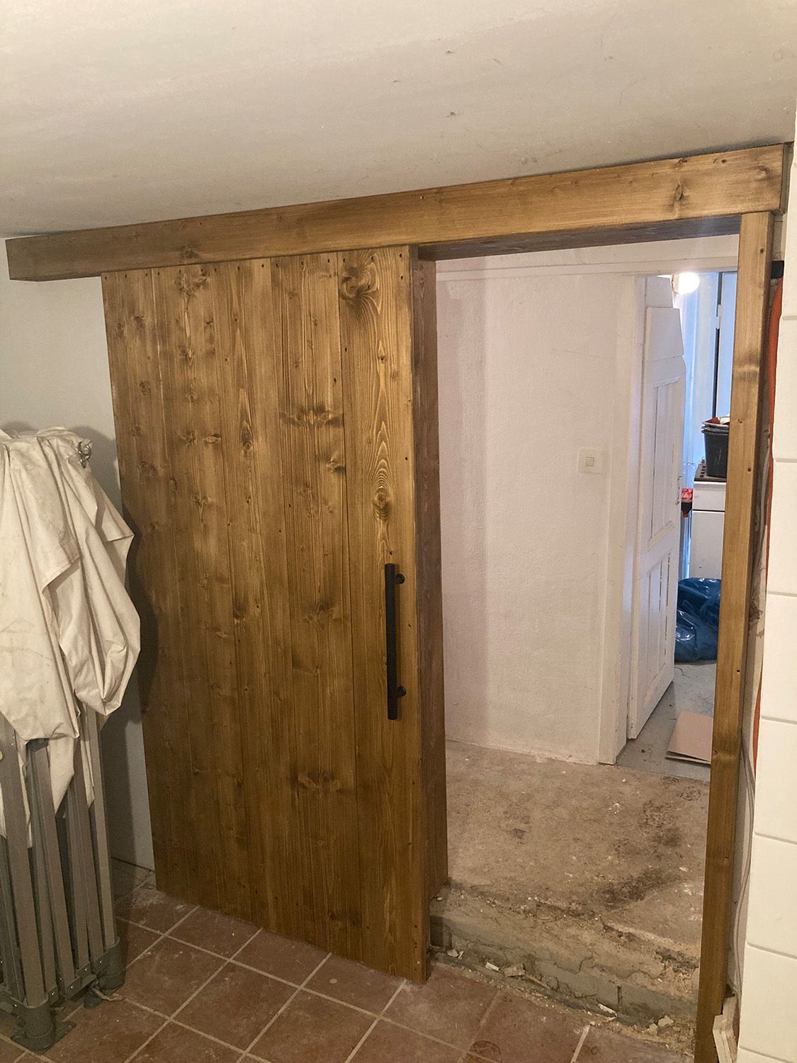 Eine Holzschiebetür öffnet sich zu einem Raum.