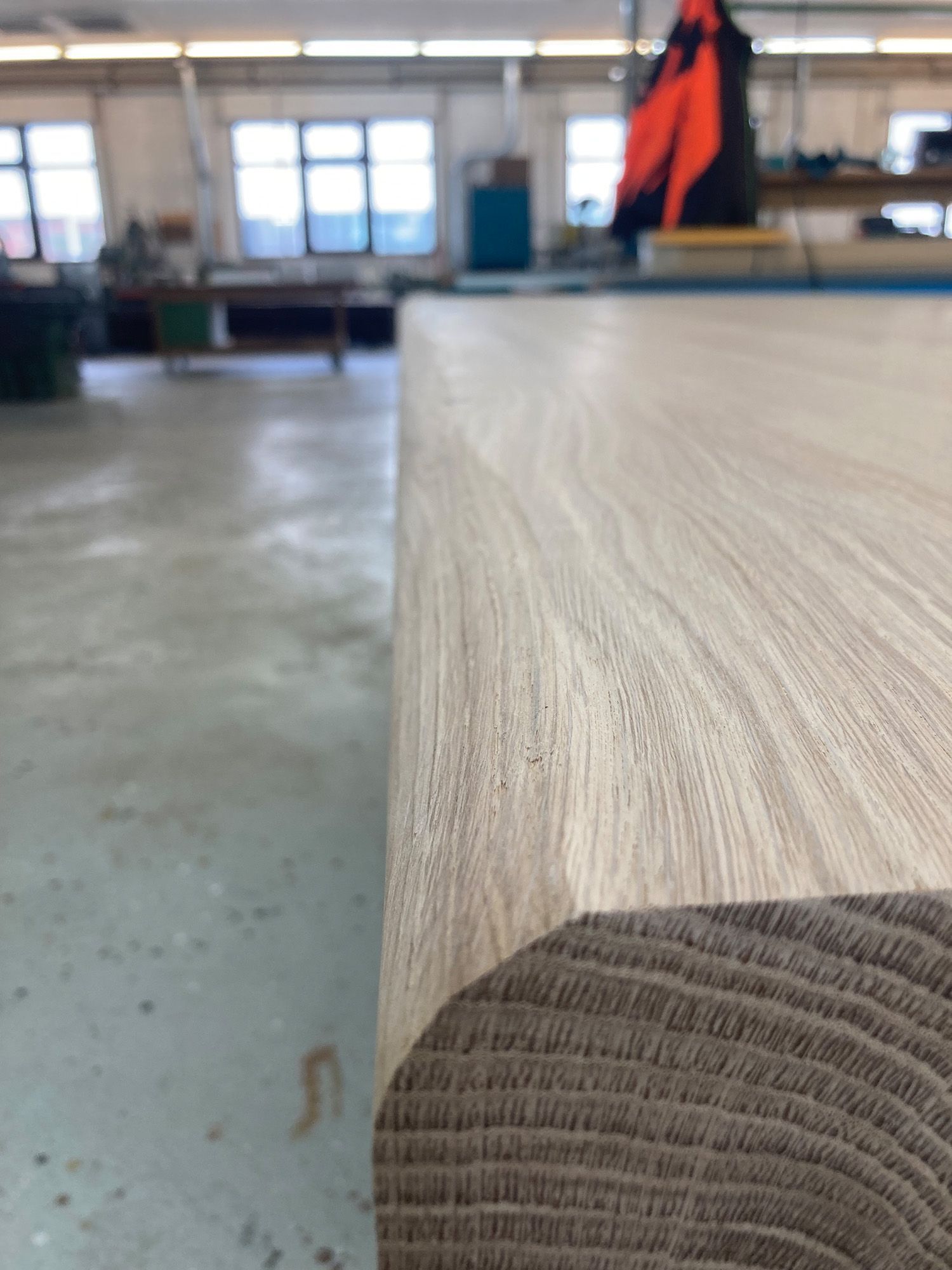 Eine Nahaufnahme eines Stücks Holz in einer Fabrik.