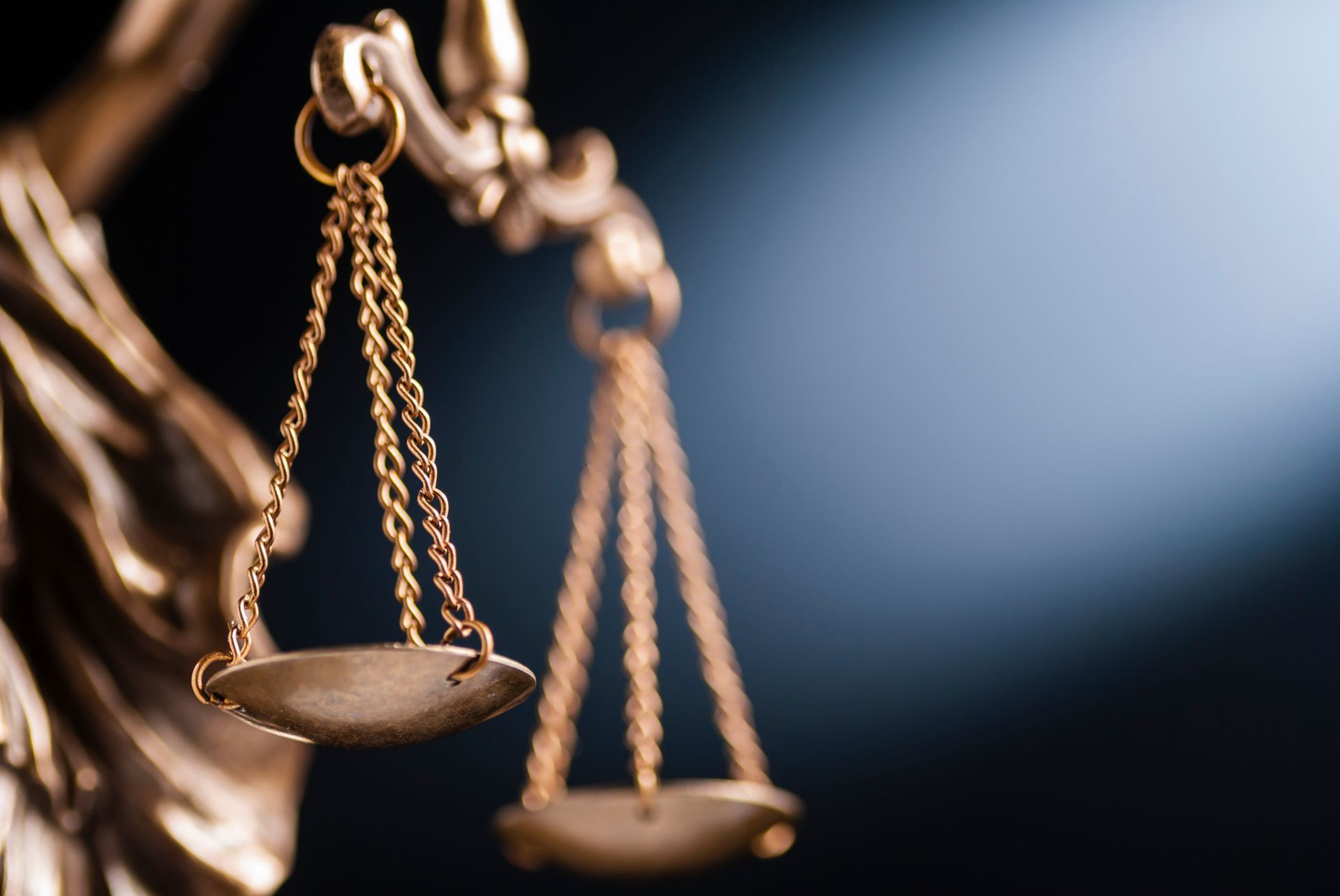 Balance en laiton suspendue dans une salle d'audience sombre