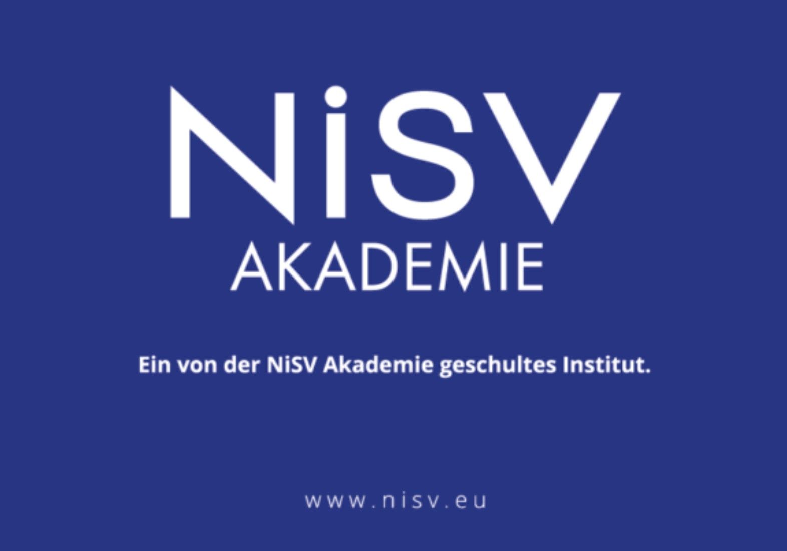 Nisv akademie steht in weißer Schrift auf blauem Grund