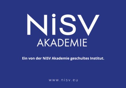 Nisv akademie steht in weißer Schrift auf blauem Grund