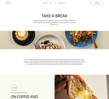 Café, pâtisseries, gaufres présentés sur des assiettes, photographie culinaire aux tons chauds.