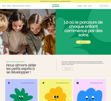 Site web faisant la promotion d'une école maternelle, avec des enfants observant un objet. 