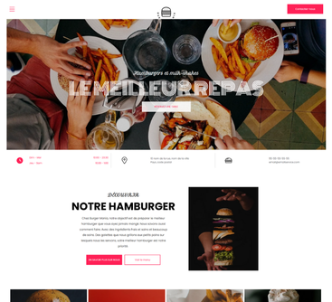 Vue de dessus de personnes attablées, les mains se dirigeant vers la nourriture : hamburger et frites.