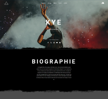 En-tête du site web présentant le chanteur Kye devant un fond enfumé, avec le texte « BIOGRAPHIE » en dessous.