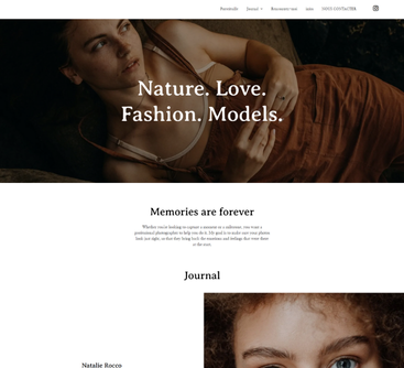 Femme en robe aux tons naturels, au repos, avec le texte : Nature. Amour. Mode. Mannequins. Introduction du site web.