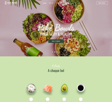 Bols de poke avec ingrédients frais sur fond vert clair. Bouteille de boisson à gauche.