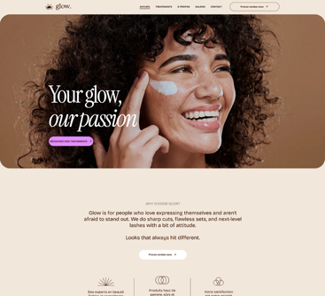 Femme appliquant des soins de la peau, souriante ; le texte dit « Votre éclat, notre passion ».