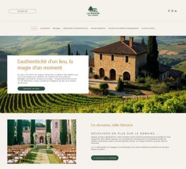 Page d'accueil d'un site web présentant une villa toscane au milieu d'un vignoble.