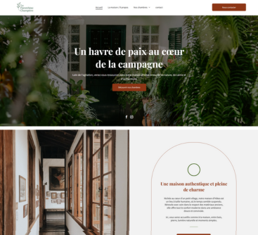 Page d'accueil du site web avec le texte « Un havre de paix au cœur de la campagne » sur une façade de maison.