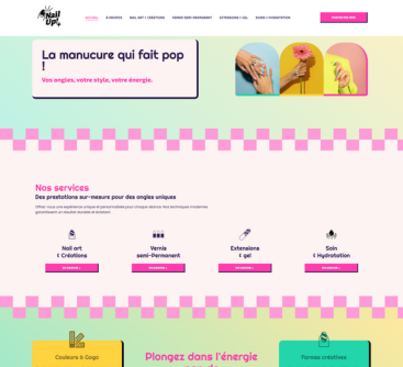 Page d'accueil d'un site web aux tons roses et jaunes, proposant des services de nail art.