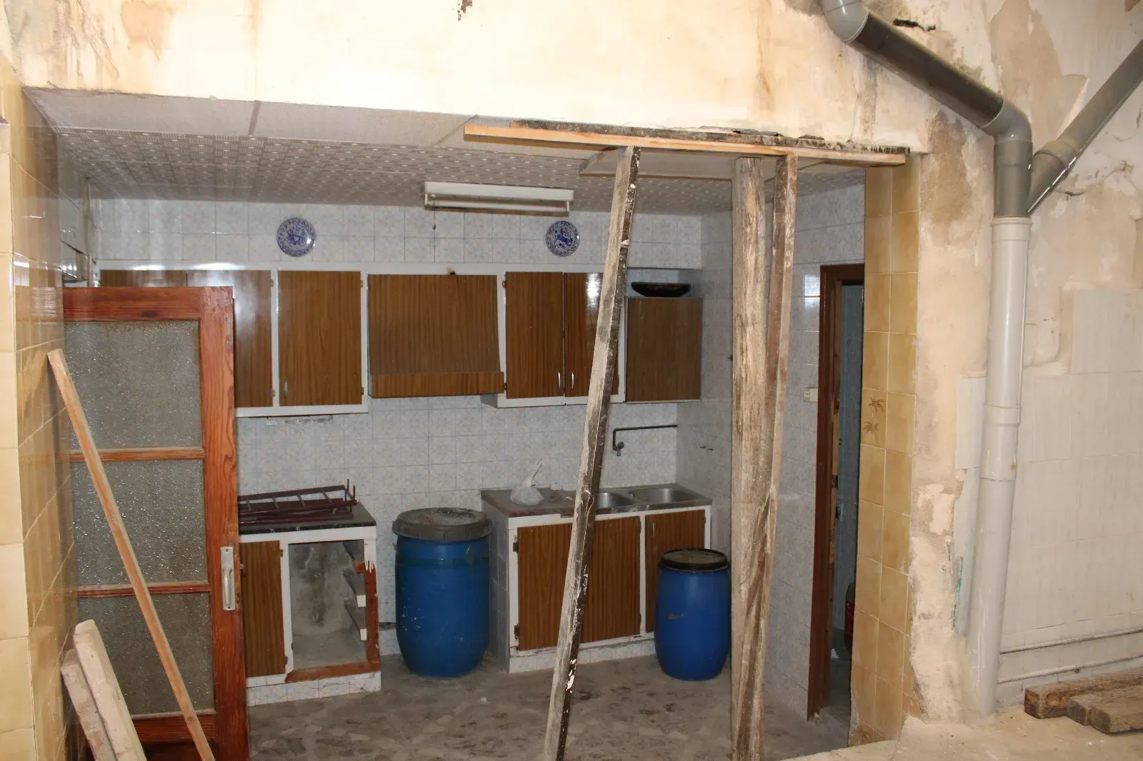 Habitación parcialmente renovada con una abertura en la pared