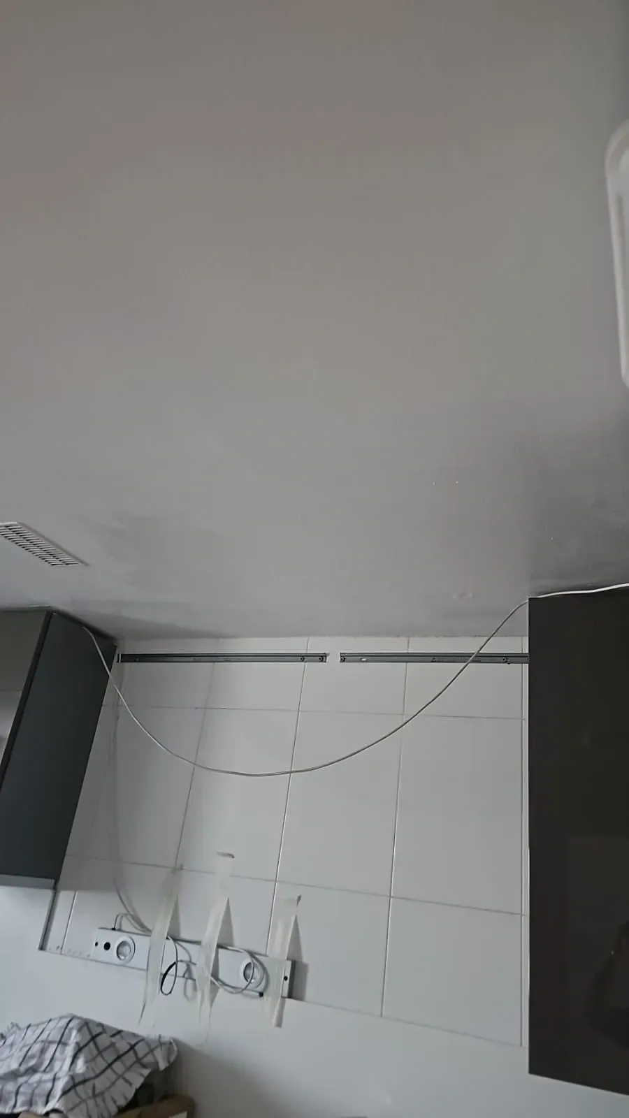 Pared de la cocina con protector contra salpicaduras de azulejos blancos