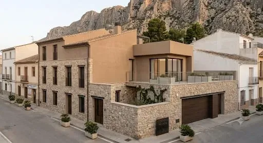 Modernas casas de piedra y estuco en la ladera de una colina, en una esquina de la montaña.