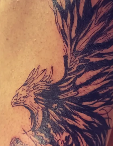 Tatuaje de fénix negro con ala extendida.