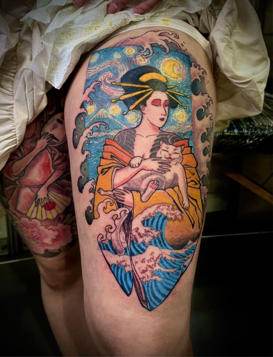 Tatuaje colorido: Geisha sosteniendo un gato, fondo de noche estrellada, ondas azules.