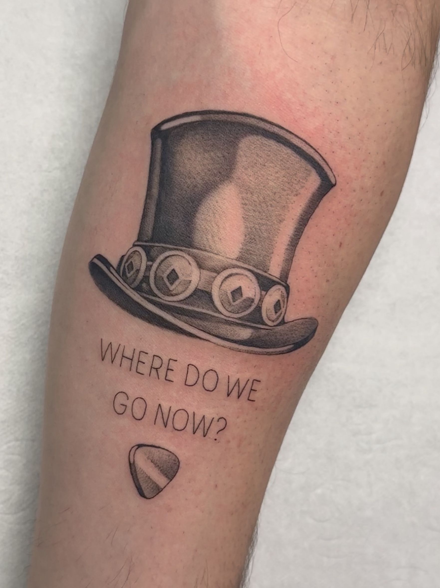 Tatuaje de un sombrero de copa con gafas, el texto 