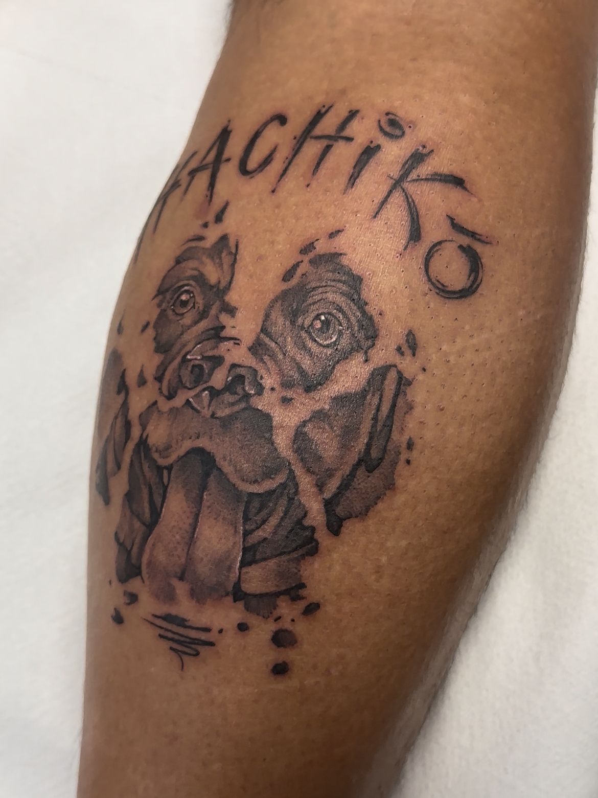 Tatuaje de un perro con la palabra 