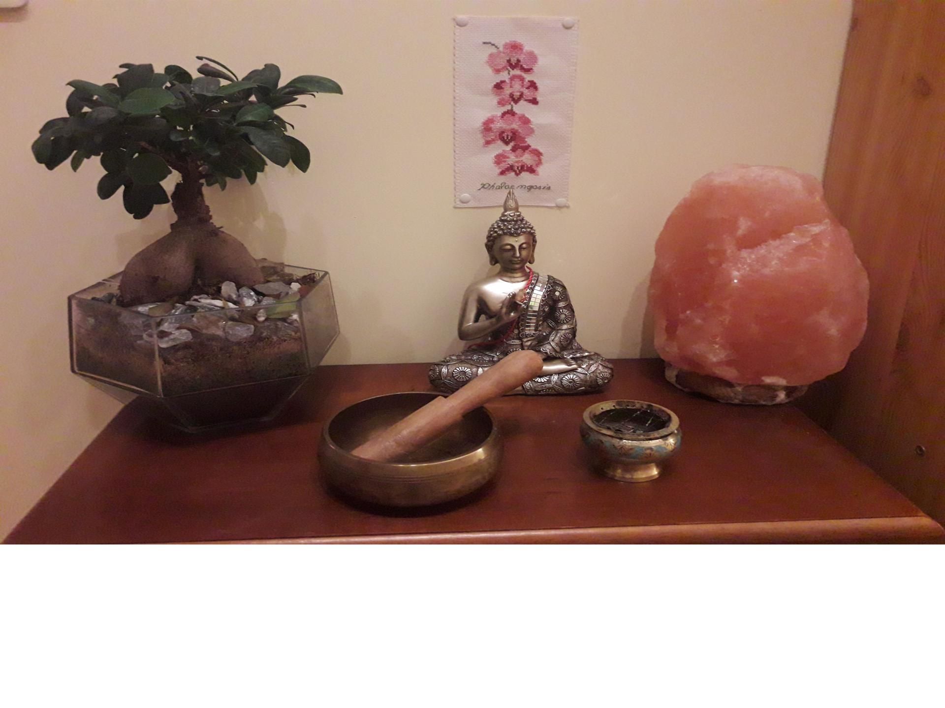 Autel avec un bol tibétain, une statue de bouddha et une lampe de sel