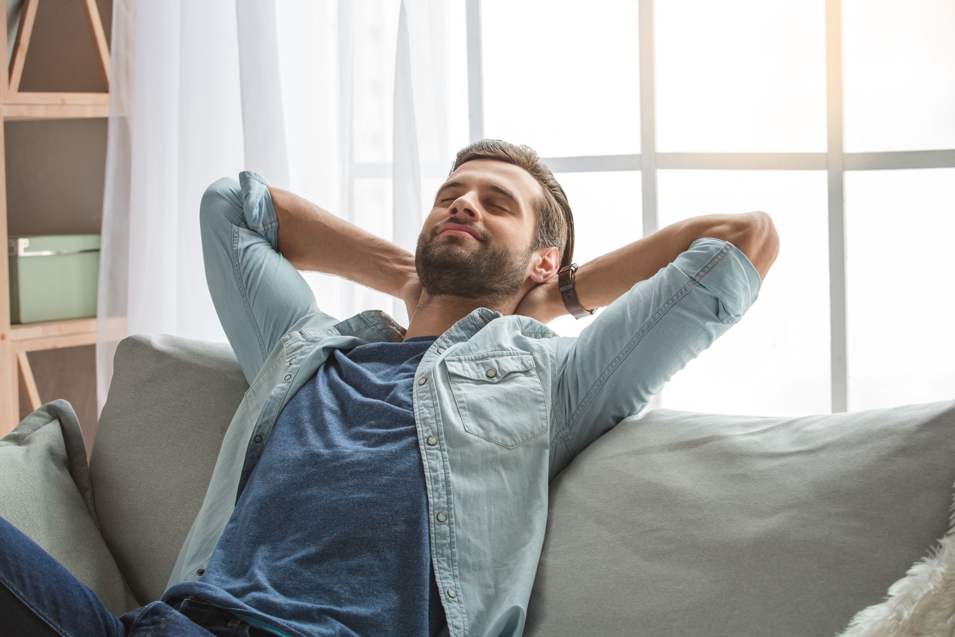 Homme détendu dans son canapé