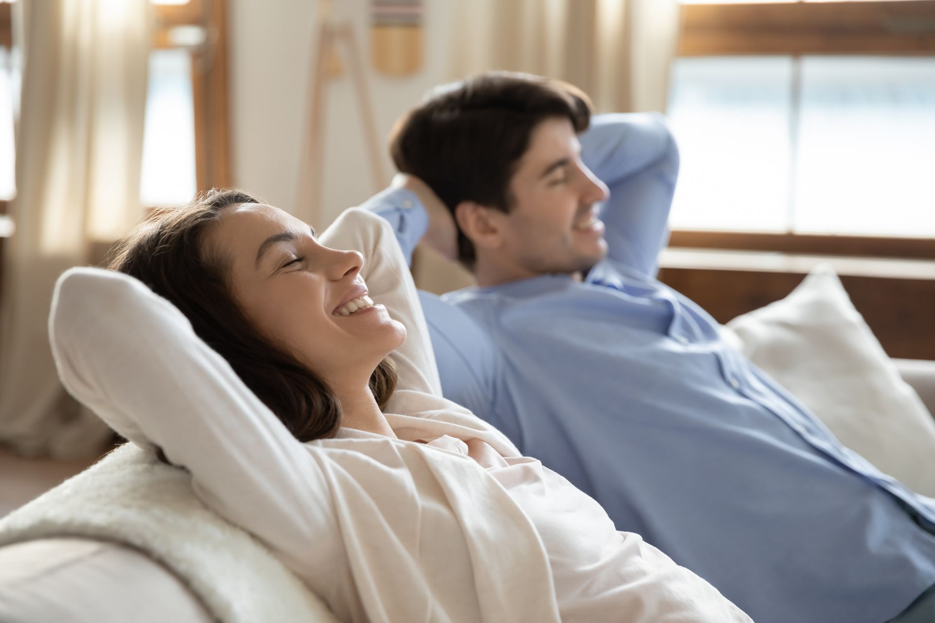 Couple souriant détendu dans un canapé