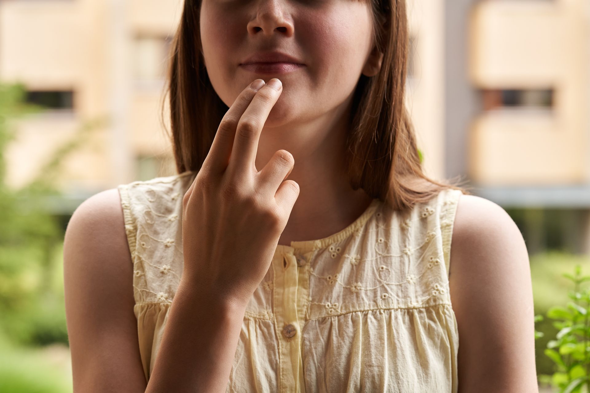 Femme se tapotant le menton