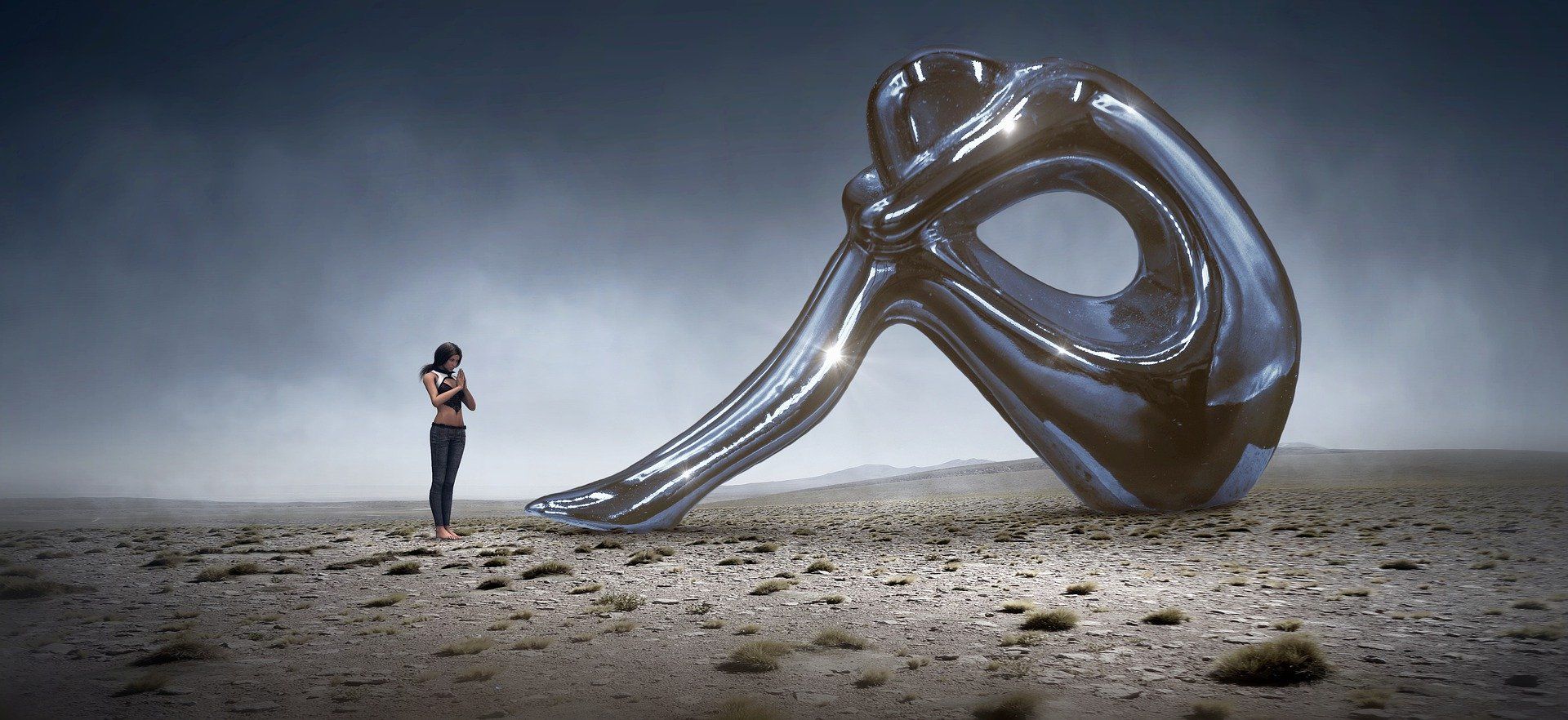 Femme devant une statue argentée